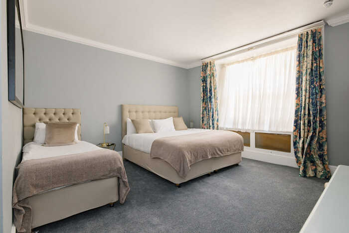 Cozy Lower Ground Double Room with En Suite Bathroom at The Abbey London